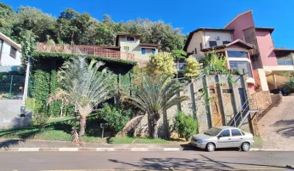 Casa à venda e para alugar no Condomínio Colinas do Ermitage em Sousas
