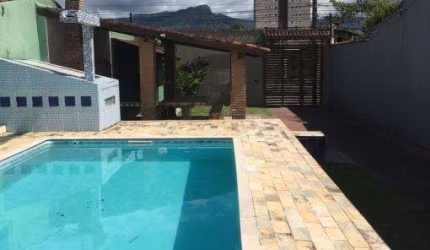 Casa tipo edícula, com piscina e espaço gourmet, perto do mar.