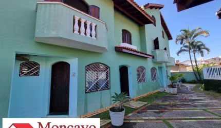 Sobrado triplex em condomínio fechado- com piscina- Financia