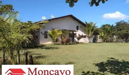 Casa em condomínio, amplo terreno, com piscina - Cond.fechado