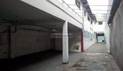 Loja com 3 salões e várias salas, localização excelente.