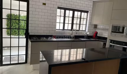 Sobrado com 4 Quartos e 4 banheiros à Venda, 202 m² por R$ 1.060.000