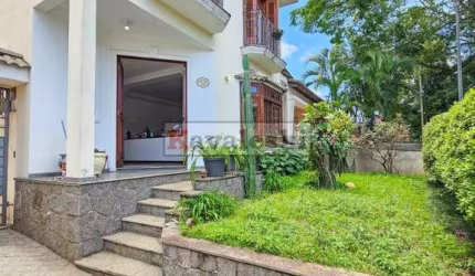 Sobrado maravilhoso no miolo do Jardim da Saúde !! São 4 suites 6 wcs 4 vagas - Amplo Quintal