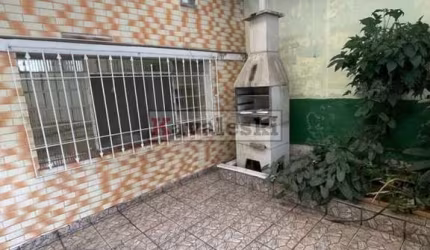 Casa Térrea ao lado do Metrô / 2 dormitórios / Quintal / Oportunidade ùnica
