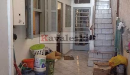 Casa assobradada com amplo terraço coberto em Bairro Parque Bristol.