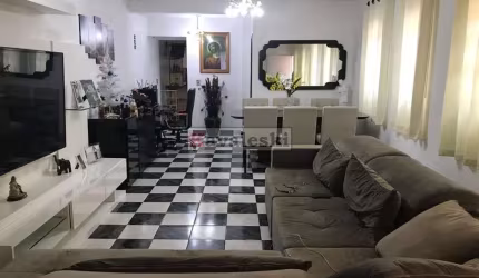 Sobrado com 214 metros de área, suíte com hidro e muito mais....