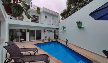 Excelente e espaçoso sobrado  4 suítes- 6 vagas - Quintal com Piscina- Miolo do Jardim da Saúde.