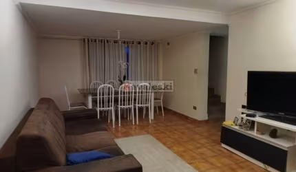 Sobrado no Jardim Santa Cruz com 4 dormitórios sendo 2 suítes e 3 vagas.