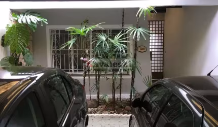 EXCELENTE SOBRADO NO JARDIM SANTA CRUZ COM DORM. SENDO 1 SUITE. VAGAS PARA 2 CARROS!