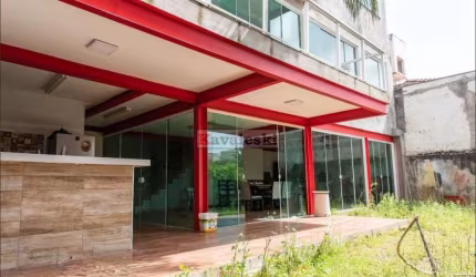 Sobrado impécável com 5 dormitórios 4 suites 3 vagas - Quintal imenso com área Gourmet- Imperdível
