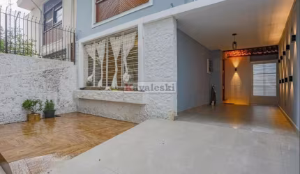 Excelente casa   com 197 m² de Terreno e 222 m² a/c  VILA MONUMENTO!
