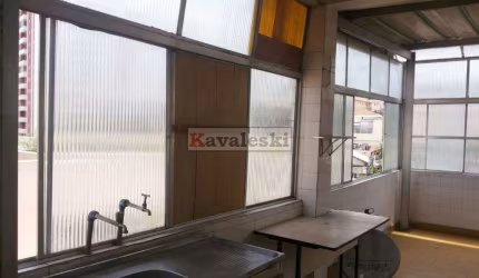 Sobrado com 2 dormitórios, sala, cozinha, 2 banheiros. O terreno tem ainda mais 3 casas!