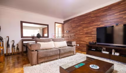 Sobrado à venda com 231m², 4 quartos e 2 vagas