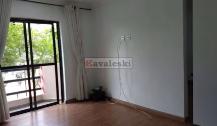 Apartamento reformado com sacada no Jardim Celeste. Oportunidade !!!!!