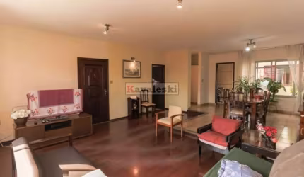 Casa Assobradada na Vila das Mercês com 3 quartos sendo 1 suíte, quintal e 4 vagas.
