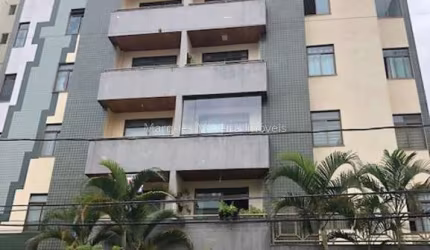 Excelente dois quartos em rua tranquila