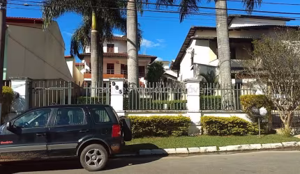 Casa localizada em excelente condomínio fechado