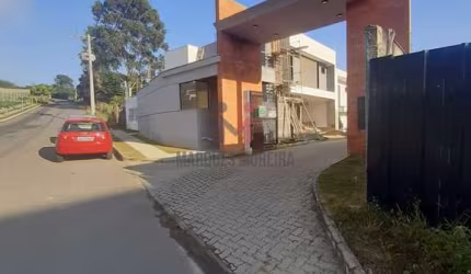 Casa para venda em condomínio fechado.