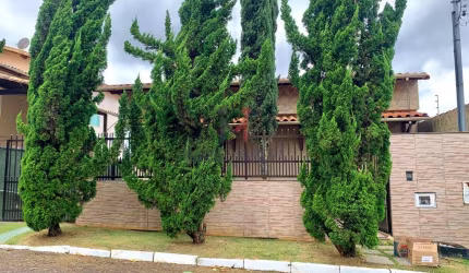 Casa Estilo Colonial condominio fechado.
