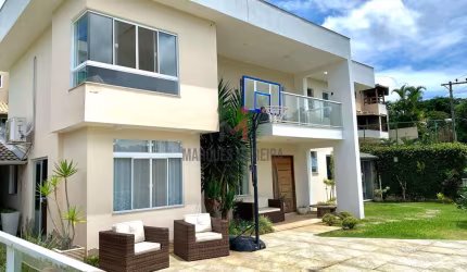 Descubra o conforto e a tranquilidade desta casa em um condomínio fechado, onde segurança e bem-estar se encontram.