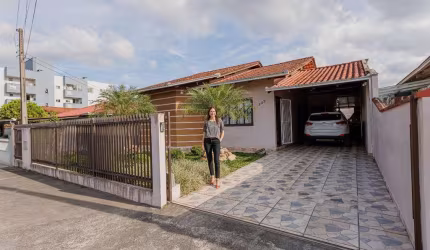 Casa com 3 quartos à venda na Oscar Fischer, 222, Aventureiro, Joinville, 136 m2 por R$ 630.000
