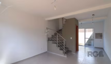 CASA ESTILO SOBRADO COM 2 QUARTOS E PÁTIO, À VENDA NO BAIRRO VILA NOVA, EM PORTO ALEGRE/RS