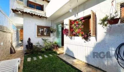 Casa em Porto Alegre, no bairro Espirito Santo, com 3 dormitório(s), e 3 banheiros, à venda.