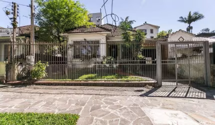 Casa para Venda - 198m², 3 dormitórios, sendo 1 suites, 4 vagas - Petrópolis