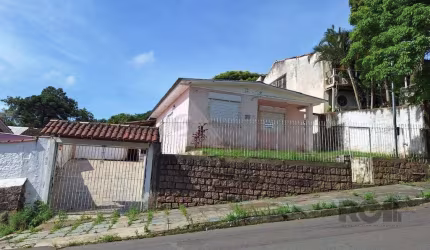 Terreno com casa com 3 quartos, vaga de garagem, no bairro Ipanema, Porto Alegre/RS