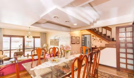 Casa de 333m² com 4 dormitórios, pátio com piscina, espaço gourmet com churrasqueira e 4 vaga de garagem no bairro Passo da Areia