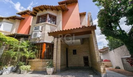 Casa de 147m² - 3 dormitórios, 1 suíte, churrasqueira, pátio com piscina e 3 vagas de garagem no Guarujá