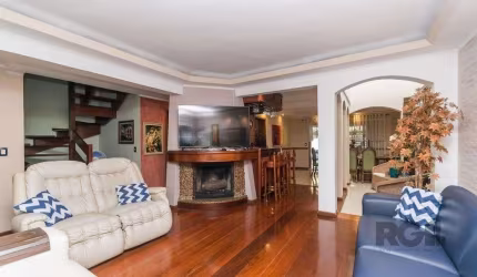 Casa 381m² - 5 dormitórios, 1 suíte, piscina e 6 vagas no bairro São Sebastião