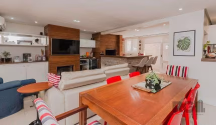 Excelente casa em condomínio de 249m² com 03 dormitórios e 4 vagas.