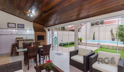 Excelente casa de 379m² com 3 dormitórios, piscina e 4 vagas.