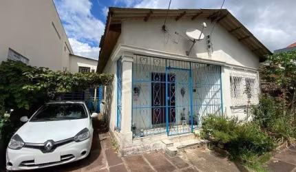 Ampla casa de 180m² com 2 dormitórios e churrasqueira.
