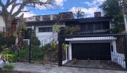 Excelente casa de 308 m² com 4 suítes e 4 vagas de garagem.