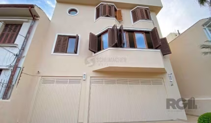Excelente casa de 465m² com 3 dormitórios e 5 vagas de garagem.