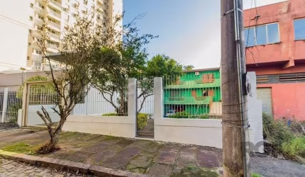 Casa 242m² - 5 dormitórios, 6 vagas no bairro Cristo Redentor