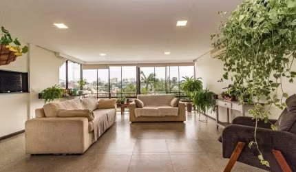 Casa de 484m², 4 dormitórios, 8 vagas no bairro Chácara das Pedras!