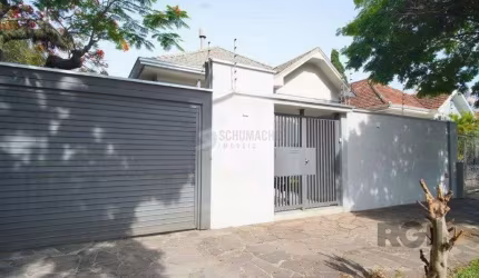 Casa reformada com 3 dormitórios, 5 vagas no bairro São João