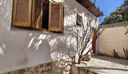 Casa de quatro dormitórios no Bairro Camaquã