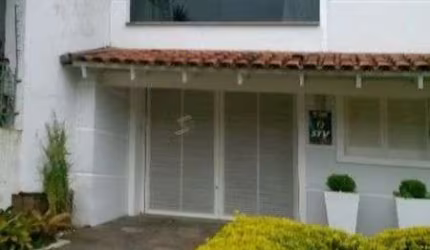 Casa em Porto Alegre, no bairro Ipanema, com 4 dormitório(s), e 4 banheiros, à venda.