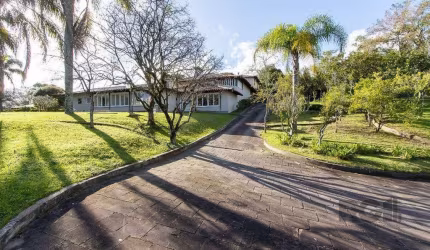 Casa Condomínio a Venda - 880m², 5 dormitórios, sendo 2 suítes, a master com lareira, 4 vagas - Cavalhada