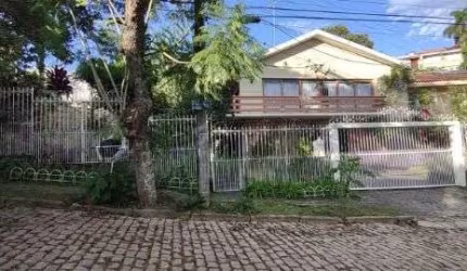 Casa em Porto Alegre, no bairro Jardim Isabel, com 5 dormitório(s), e 5 banheiros, à venda.