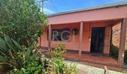 Casa em Porto Alegre, no bairro Tristeza, com 2 dormitório(s), e 2 banheiros, à venda.