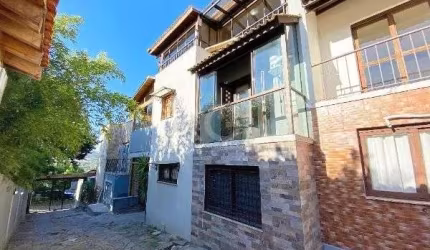 Casa Condominio em Porto Alegre, no bairro Ipanema, com 3 dormitório(s), e 3 banheiros, à venda.