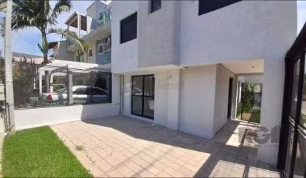 Casa em Porto Alegre, no bairro Hípica, com 3 dormitório(s), e 3 banheiros, à venda.