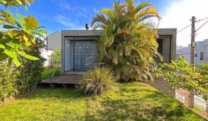Casa em Porto Alegre, no bairro Guarujá, com 2 dormitório(s), e 2 banheiros, à venda.
