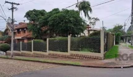 Casa em Porto Alegre, no bairro Ipanema, com 3 dormitório(s), e 3 banheiros, à venda.