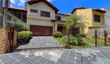 Casa em Porto Alegre, no bairro Ipanema, com 3 dormitório(s), e 3 banheiros, à venda.